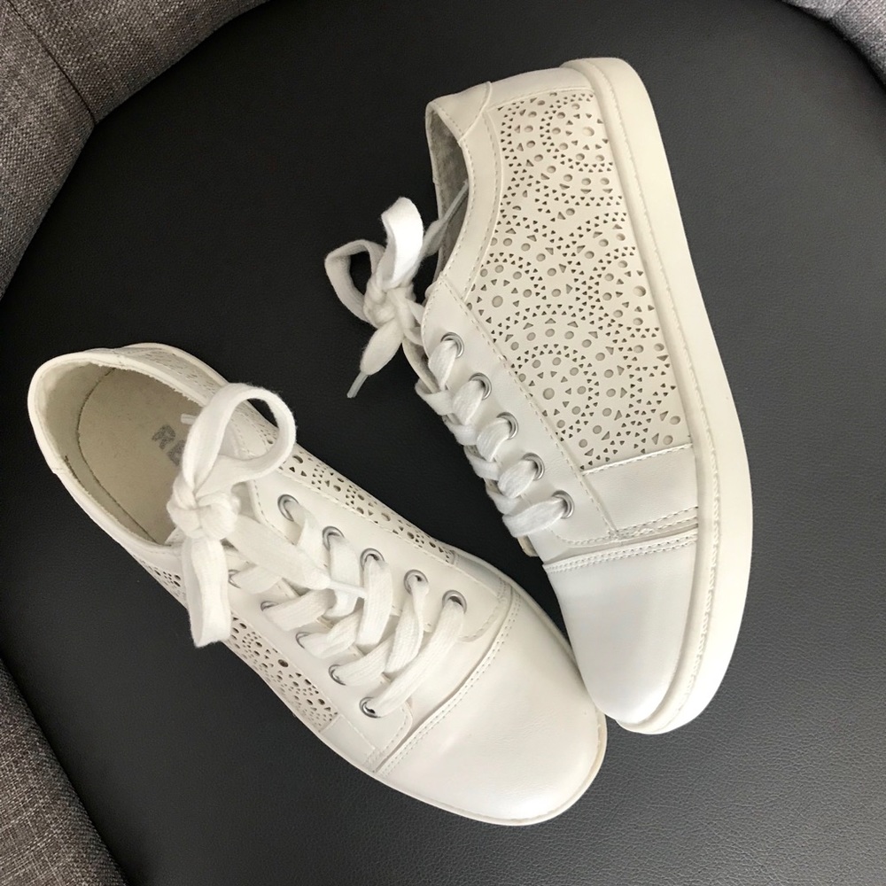 Brand new! Worn once! Young girls Report sneakers